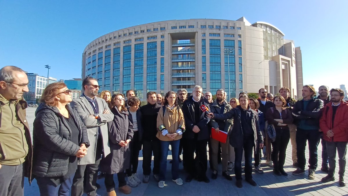 Sevgili meslektaşımız, iyi gazeteci Alican Uludağ, tutuklama kararı sonrası susmayacağını söyledi. Meslektaşları olarak bizler de hem ona hem de halkın haber alma hakkına sahip çıkacağımızı karar sonrası da dile getirdik.
Alican Uludağ yalnız değildir.
#GazetecilikSuçDeğildir