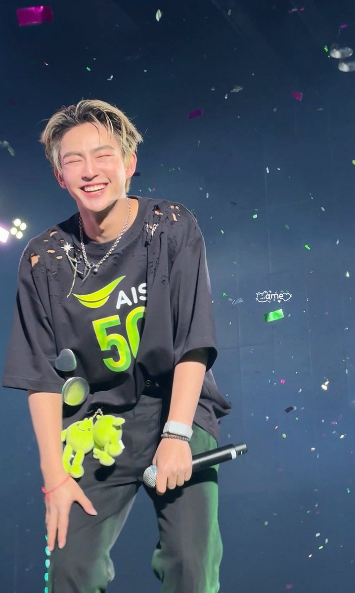 น้องฮาร์ทโยนตุ๊กตาให้ละมันตกหน้ารั้ว ละหัวเราะตาหยีเลย 555555555555555 น่ารักมากเฟ้ยยยย 🥹😭

#HEARTchuthiwat
#AIS5GxBUS  
#AISINFINITEUS