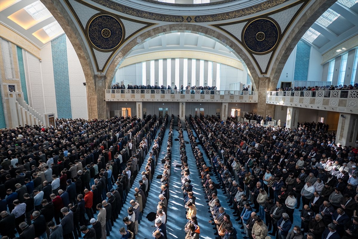 📌 Ankara'da Ahmet Hamdi Akseki Camii'nde ramazan ayının ilk cuma namazı kılındı. Camiye gelen vatandaşlar, cuma namazı için saf tuttu.