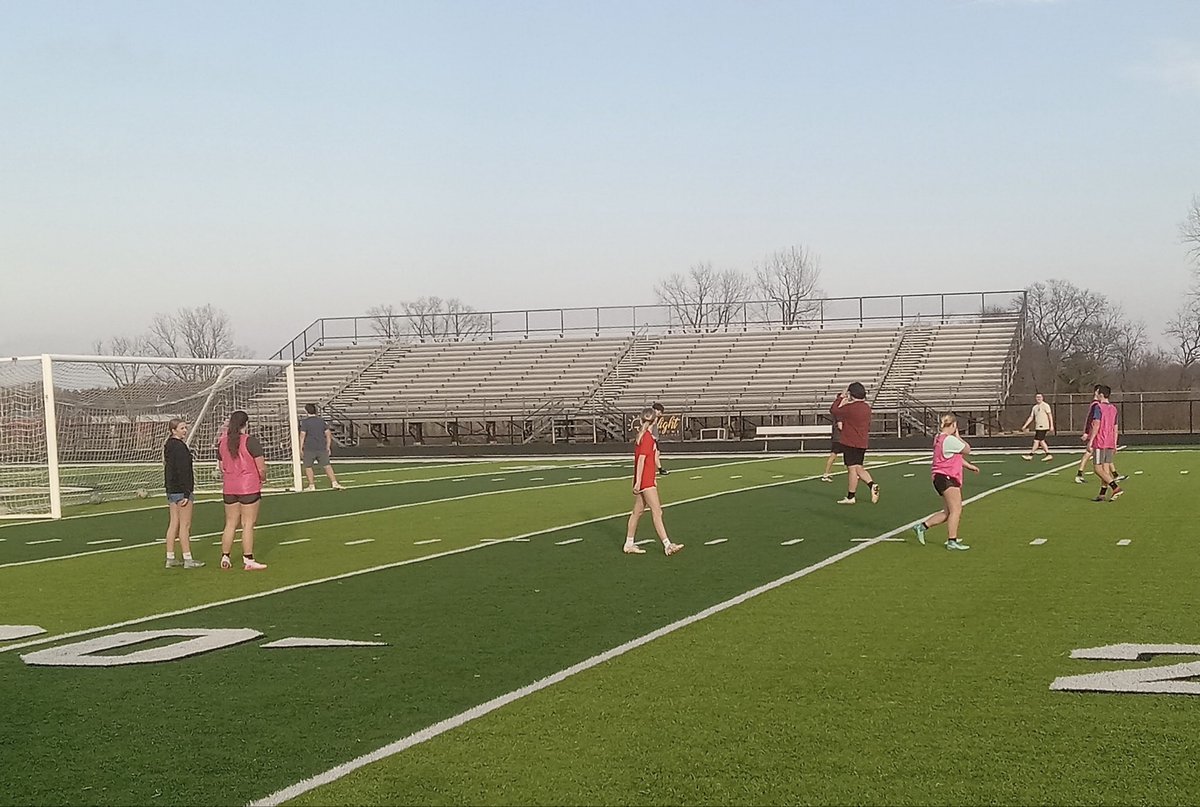 BenLoganSoccer's tweet photo. Impromptu open field when it’s 60 in February and 20 kids show up to play soccer…what a great day. https://t.co/0O47rhR0rI