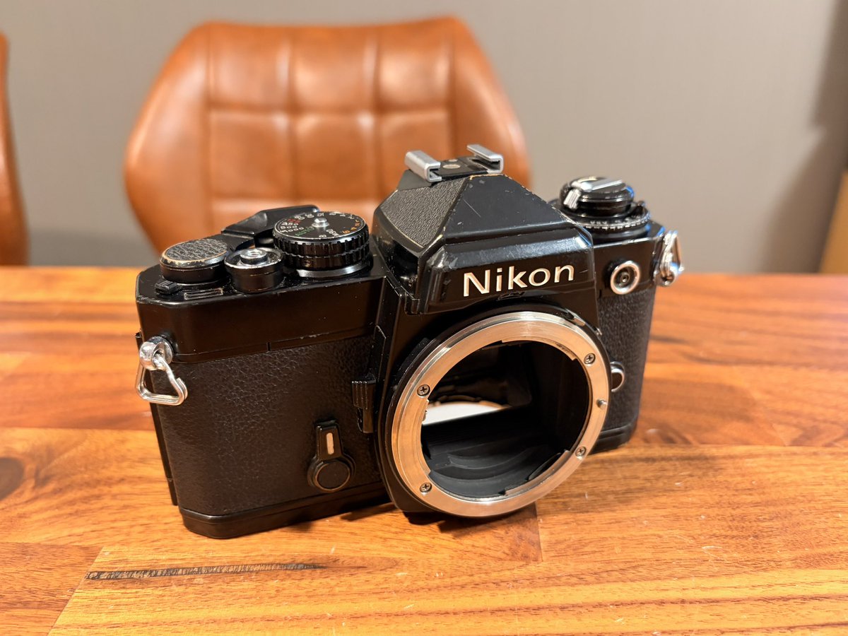 花粉がひどいので昨日買ったニコンFEのモルトを交換した