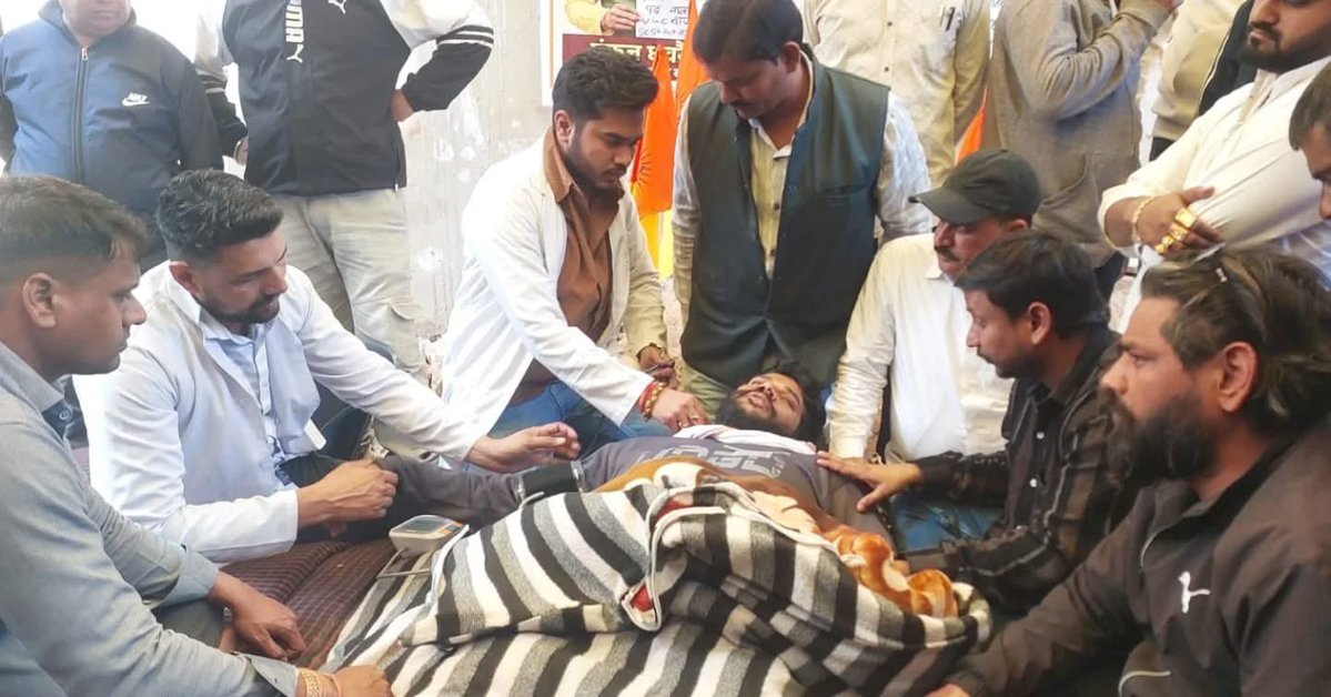 पिछले 14 दिनों से सनातन स्वाभियान यात्रा ना निकालने देने पर राष्ट्रीय सवर्ण परिषद अध्यक्ष पंकज धवरैया (<a href="/ChiefRspDhavrai/">PankajDhavraiyya RspChief</a> ) जी अनशन पर हैं!

याद रखिए वो अपने लिए नहीं बल्कि हमारे भविष्य के लिए बैठे हैं!

<a href="/dm_hathras/">DM Hathras</a>
<a href="/hathraspolice/">HATHRAS POLICE</a>
आपलोग क्या कर रहे हैं?

#WeSupportPankajDhavraiyya