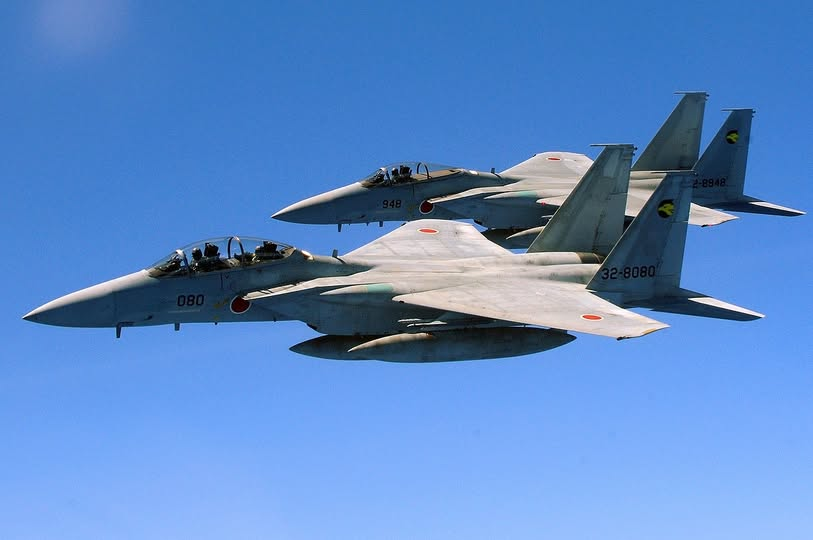 Military_idv_tw's tweet photo. 《高市早苗「國防倍增」政策挺到底　首批 F-15JSI 超級攔截機年底進駐那霸》
#抗中保台 | 摘要：日本航空自衛隊最強大的「空中支柱」迎來歷史性時刻。隨著首位女首相高市上任後推動「防衛力強化」政策，代號 JSI 的 F-15J 現代化升級已進入最後階段，首批升級機隊將於 2026 年底正式部署至沖繩那霸基地 https://t.co/gLlMDX3y3S