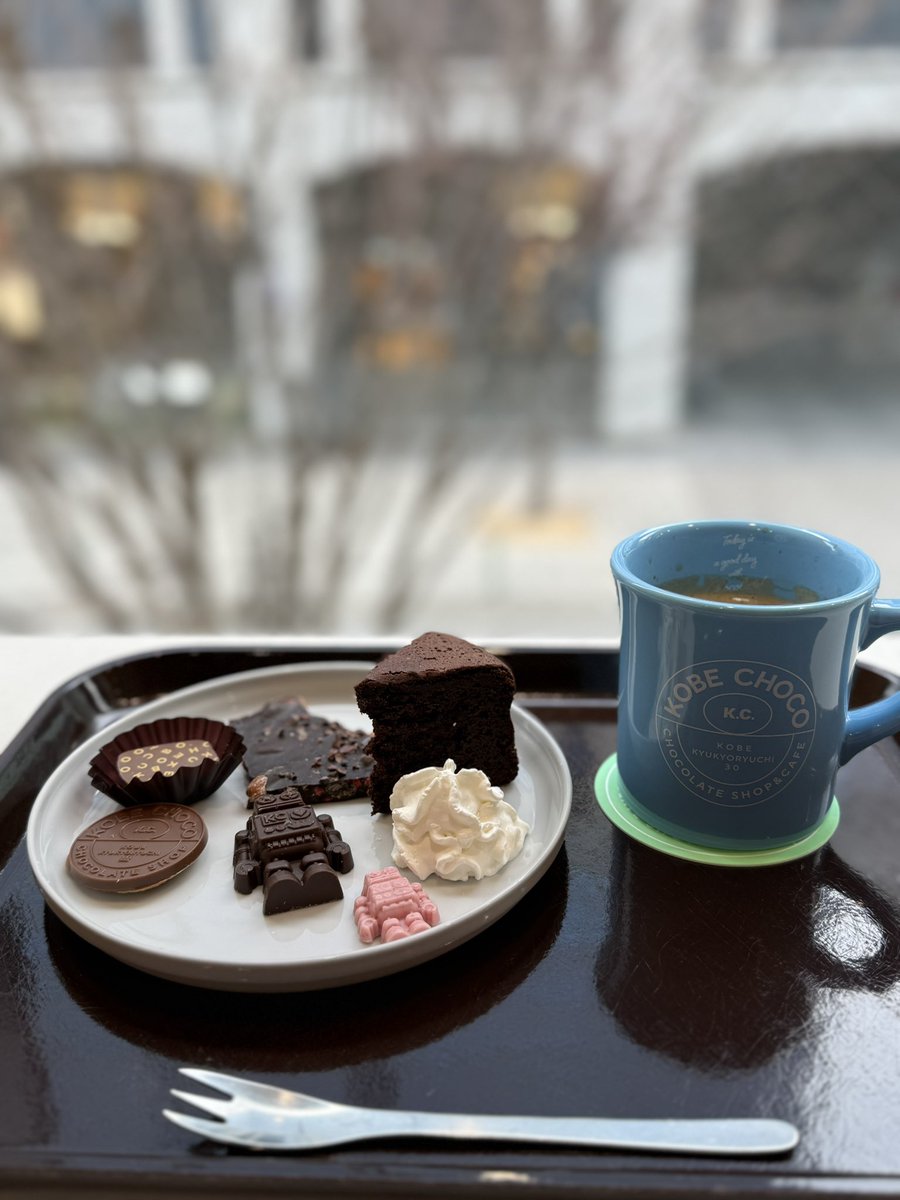 niraikanaimika's tweet photo. 大丸お買い物の後はお茶☕️
大丸付近にあるCafe
私も友も甘いものそんなに得意じゃないじゃないのに入ったお店🫣
AとBのプレートをそれぞれチョイスしてシェア🍫💓
チョコ好きな人には堪らないお店ですな♡ #神戸
#旧居留地
#KOBECHOCO https://t.co/gBjJHwFFz4