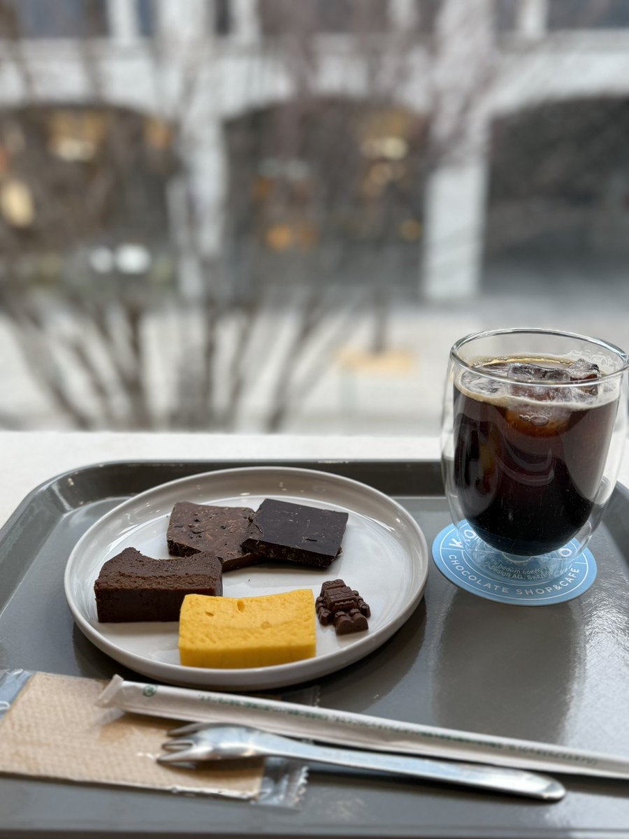 niraikanaimika's tweet photo. 大丸お買い物の後はお茶☕️
大丸付近にあるCafe
私も友も甘いものそんなに得意じゃないじゃないのに入ったお店🫣
AとBのプレートをそれぞれチョイスしてシェア🍫💓
チョコ好きな人には堪らないお店ですな♡ #神戸
#旧居留地
#KOBECHOCO https://t.co/gBjJHwFFz4