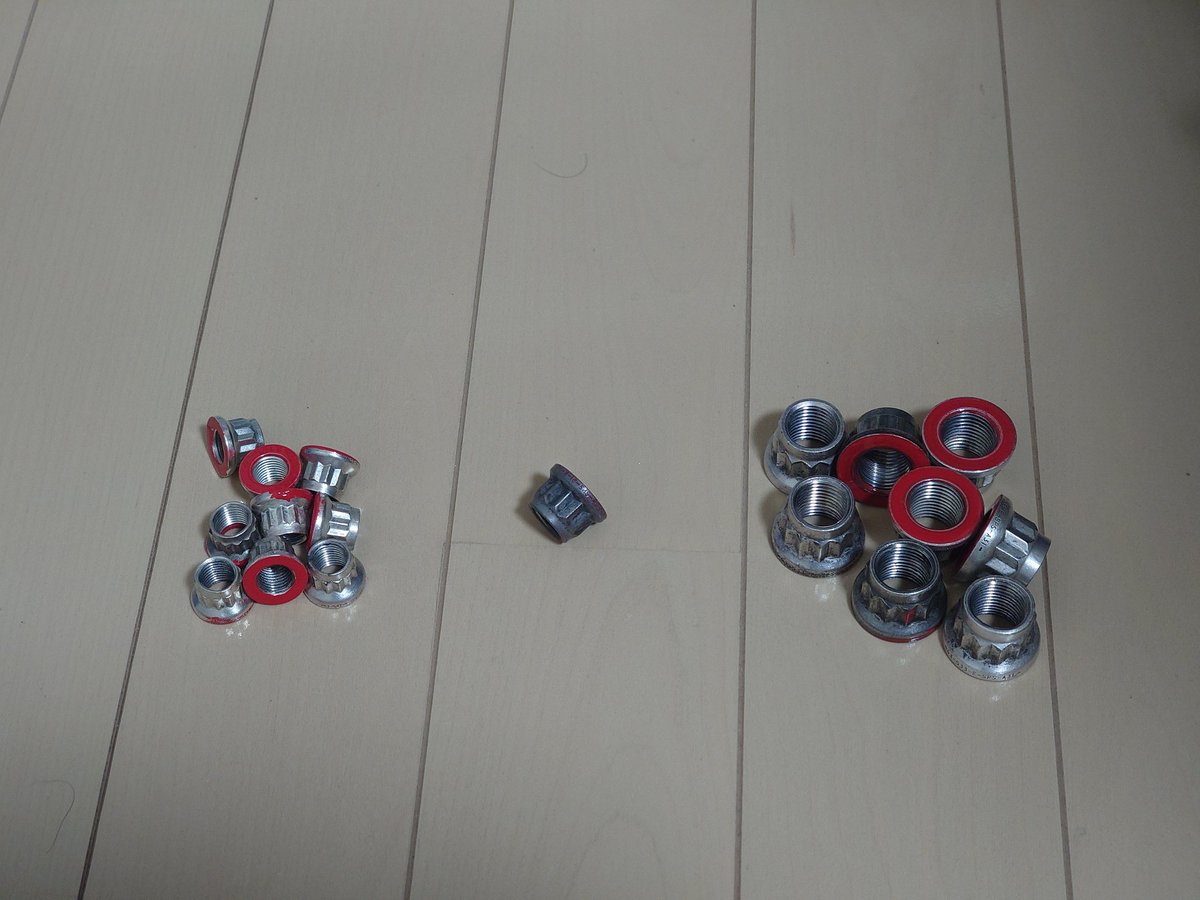 t_wing46A's tweet photo. 家の飛行機グッズの整理をしていると、大・中・小のナットが大量に。
（中だけなぜか1個😂）

ナットの数分だけ頭のネジが無くなったってことやろなー🤔 https://t.co/hiIPpENCbD