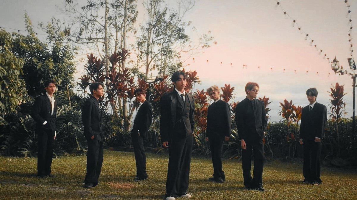 Okay lang malunod sa  LOVE  and VISUALS ng Pito. Sure Naman ako SASAGIPIN nila ako 🥰🥰🥰

HORI7ON LUNOD NOW SHOWING

#HORI7ON_SpecialFilm
#HORI7ON #호라이즌 
<a href="/HORI7ONofficial/">HORI7ONofficial</a>