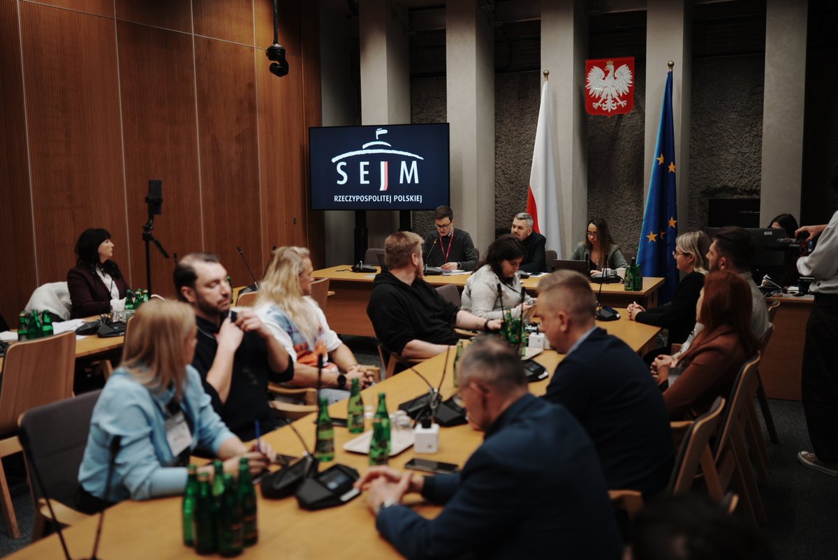 Zaprosiliśmy pracowników do Sejmu, aby porozmawiać o patologicznych warunkach pracy w mrozie i upale. Od interwencji Adriana Zandberga w Dino zgłosiliście nam okołu stu zgłoseń naruszeń waszych praw w miejscach pracy.

Prace w niebezpiecznych temperaturach, przeciążenie pracą,