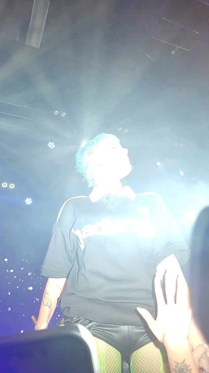 divinationstick's tweet photo. so sorry for flashing u all night, but this is such a funny shot (pls come to nz next time i love you) https://t.co/13sk6VERk8