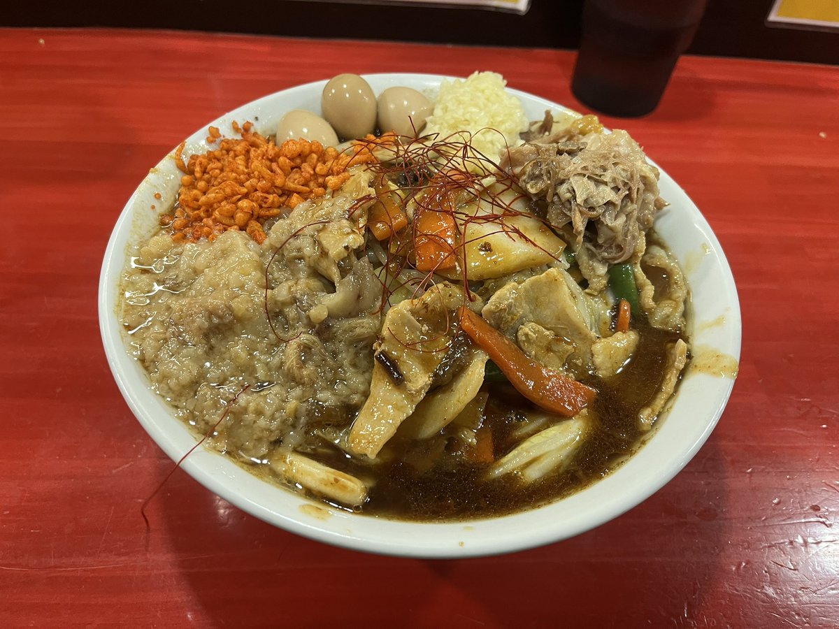 dddds1mr_q's tweet photo. 鷹の目 @明大前
五目あんかけラーメン ほぐし豚

濃密そうに感じるスープをズバズバいってしまう背徳感
具沢山アブラギッシュが食欲を加速する
二郎の肉肉しさを求めると違うかもしれない、ただどことなく東京ノスタルジーを感じる
艶々しいうずらがそれを物語る

#ラーメン #二郎系 #鷹の目 #明大前 https://t.co/LOCa49TgPW