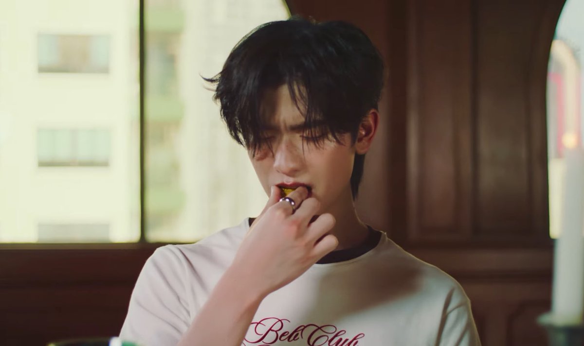 etherealyji's tweet image. this mv is so fun so here’s a tldr!

he was thirsty and drank the red soda before bed, which was actually the girls’ drink in their world. in his dream, they got him snacks with no drinks and he realises he offended them and returned it 🫳🏻🥹

#CHiLLiZ_มอญซ่อนผ้า
#tthomastc ⊹ ࣪ ˖