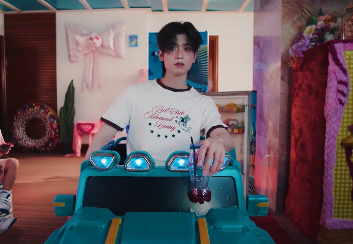 etherealyji's tweet image. this mv is so fun so here’s a tldr!

he was thirsty and drank the red soda before bed, which was actually the girls’ drink in their world. in his dream, they got him snacks with no drinks and he realises he offended them and returned it 🫳🏻🥹

#CHiLLiZ_มอญซ่อนผ้า
#tthomastc ⊹ ࣪ ˖