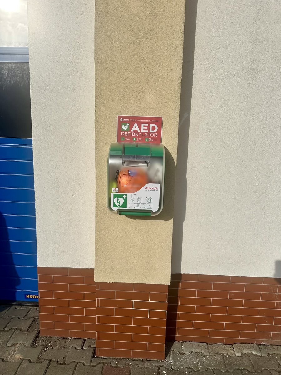 StrazPolice's tweet photo. Informujemy, że w ramach Programu Ochrony Ludności i Obrony Cywilnej na ścianie frontowej budynku komendy został zamontowany defibrylator AED. Dostęp do urządzenia jest powszechny i całodobowy w przypadku wystąpienia nagłego zatrzymania krążenia. https://t.co/505FLEs3Z2