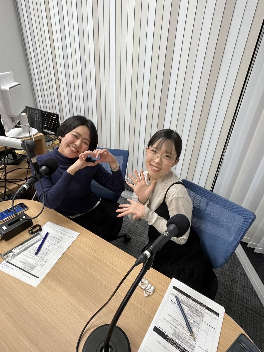 tamayura_baba's tweet photo. 先日お喋り練習をご指導いただいた高校の先輩、マナティにお呼ばれしてラジオでがっつり30分お話させていただきました！

私のリクエスト曲はGO!GO!7188の｢C7｣

実はこのMVに出てくる模様とジャケットを見てヘナタトゥーを知り、描き始めたんですよね！

https://t.co/mc28JLnJ1I https://t.co/2hfwlFQLJ7