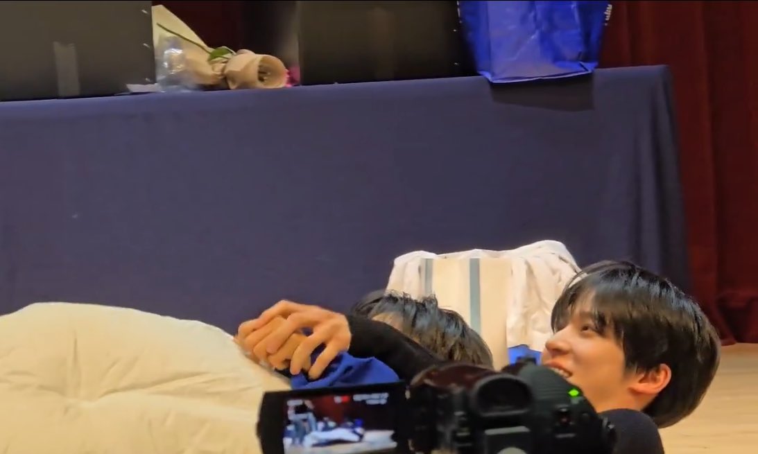 내가 고조선호모녀처럼  손크기차이  를 자꾸만언급하게만드는건  전적으로  개,고양이탓임