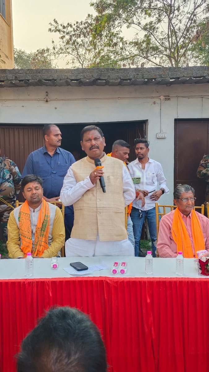 MundaArjun's tweet photo. आज सरायकेला नगर में आयोजित प्रबुद्धजन सम्मेलन को संबोधित करने का अवसर प्राप्त हुआ। इस दौरान उपस्थित सभी सम्मानित नागरिकों से सरायकेला नगर परिषद के भाजपा समर्थित प्रत्याशी श्री सुमित चौधरी जी को अपना अमूल्य समर्थन देकर विजयी बनाने का आग्रह किया। https://t.co/c1l0Zae8cV