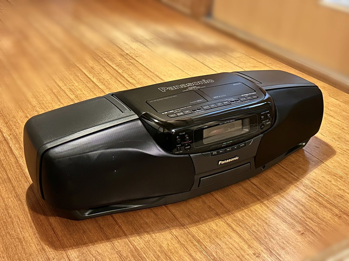 □こちらが私の新型CDラジカセです！ 人工知能を思わせるシックな