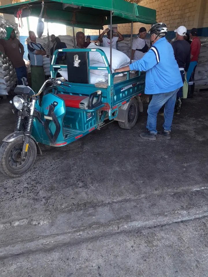 En momentos donde las complejidades demandan de la unidad y el concurso de todos, los propietarios de Triciclos Eléctricos de #Artemisa apoyan en la extracción de la canasta normanda y distribución a las bodegas.
#CubaEstáFirme 
#ArtemisaJuntosSomosMás 
<a href="/DiazCanelB/">Miguel Díaz-Canel Bermúdez</a>