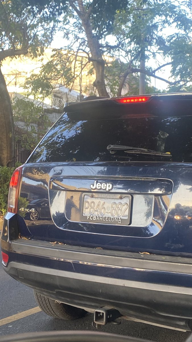 REILEIGTH's tweet photo. Señore @VMTElSalvador @PNCSV  esta señora golpeó mi carro y huyó https://t.co/wIJIc3dCt7