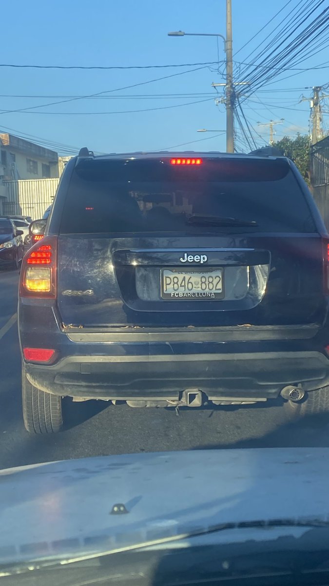 REILEIGTH's tweet photo. Señore @VMTElSalvador @PNCSV  esta señora golpeó mi carro y huyó https://t.co/wIJIc3dCt7