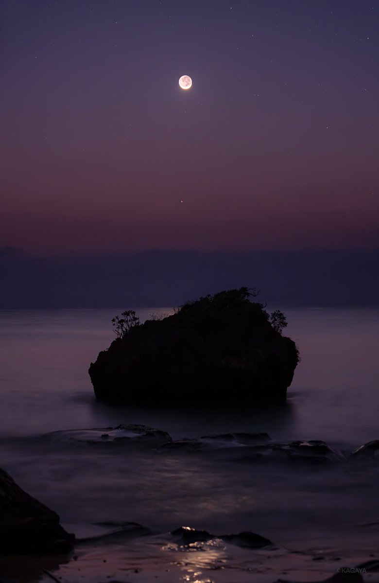 三日月と水星。
地球照を抱いた細い月と、その下に輝く水星。
ほんの束の間の夕暮れの共演。
昨日、沖縄県西表島（いりおもてじま）にて撮影。
今週もお疲れさまでした。