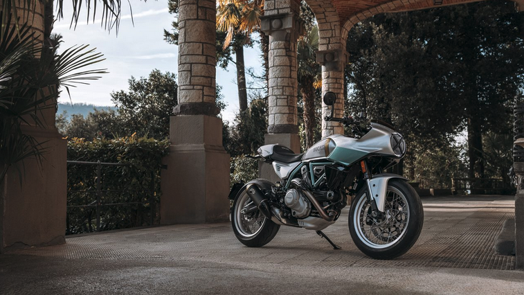 BellesMachines's tweet photo. #Ducati fête son #centenaire avec la #Formula 73
La Formula 73 est une édition limitée à 873 exemplaires que Ducati lance pour célébrer son centenaire, un  café racer néo-rétro inspiré de la légendaire 750 Super Sport Desmo de 1973.
https://t.co/mPH0Aeg3jD https://t.co/QsYNAFF31o