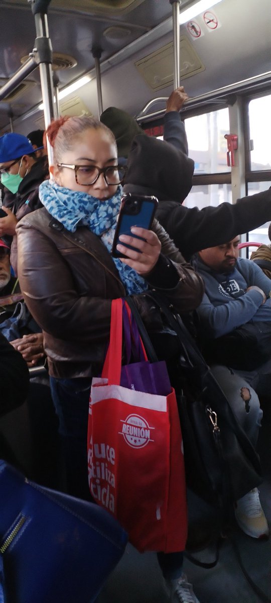 Isaiasbecerra4's tweet photo. @AtuMexibus74134 quisiera reportar a esta usuaria ya que el día de hoy en la mañana me aventó al momento de ingresar al mexi, queriendo un lugar en el mismo, le hice el comentario y se puso a agrdirme verbal mente. No porque sea mujer se va a permitir este tipo de abuso. https://t.co/zHUn52jcnJ