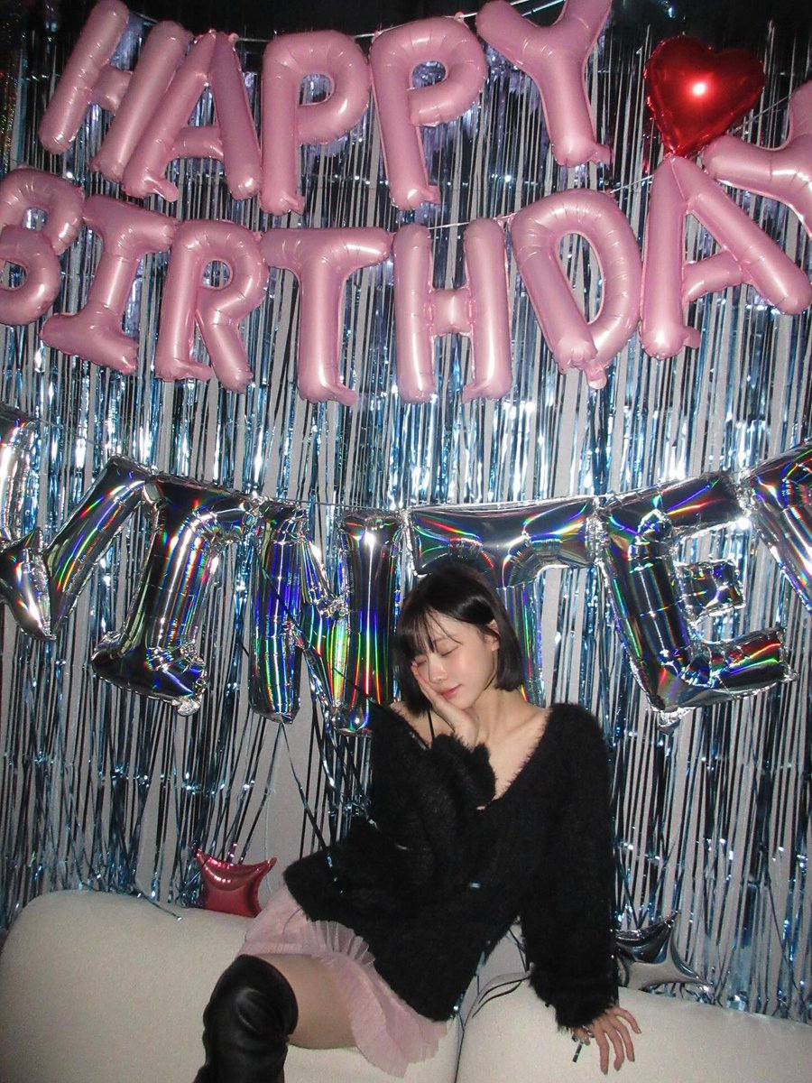 (late) but this was right before my birthday hit. everything was sparkling, balloons everywhere, and obviously the princess, me. it was soo fun, like main character party scene fr. i was surrounded by so much love from everyone around me, and you can literally see it in this pic.