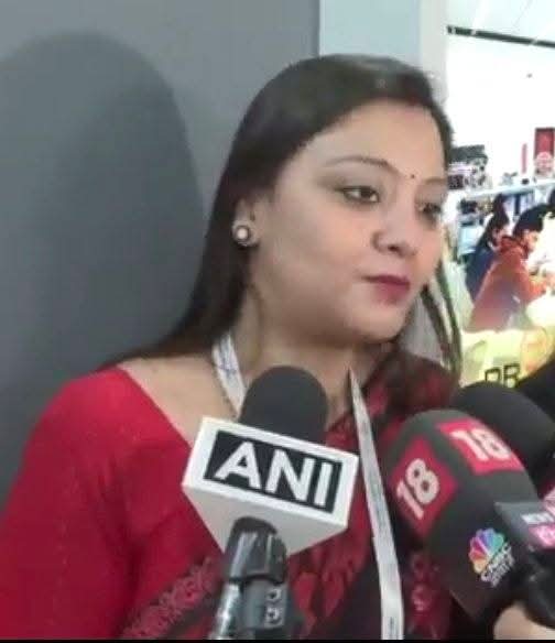 असली वैज्ञानिक जेल में हैं,
नकली चीन के माल को अपना बता रहें हैं।

ये हालात हैं देश के 😭