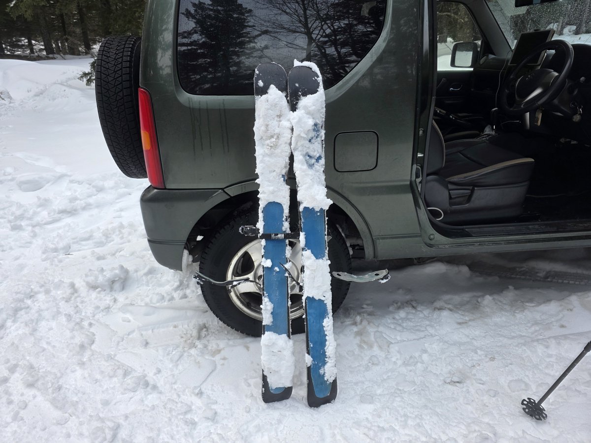 後ろに進まないシールを貼ってる山スキー。先週も暖かくて雪がベタベタ