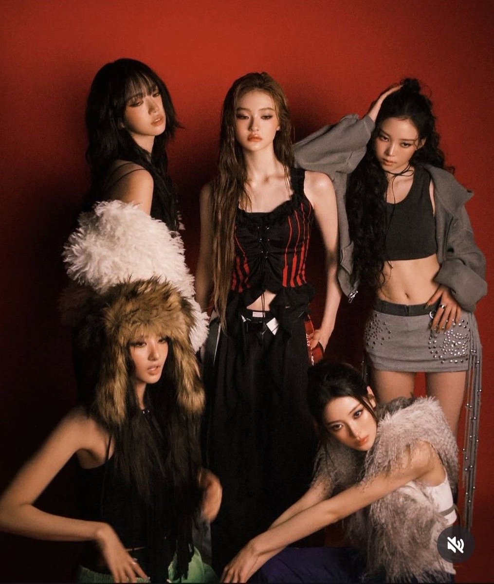 meovvate's tweet image. MEOVV February &amp;amp; March Event Schedule. 
 
Feb 27th Ella - Graff Event
Feb 28th Sooin - Milan Fashion Week (Bottega Veneta)
Mar 5th Anna - Paris Fashion Week (Chloé)
Mar 10th Ella - Paris Fashion Week (Miu Miu)

Gawon and Narin are scheduled to appear at Paris Fashion Week too.