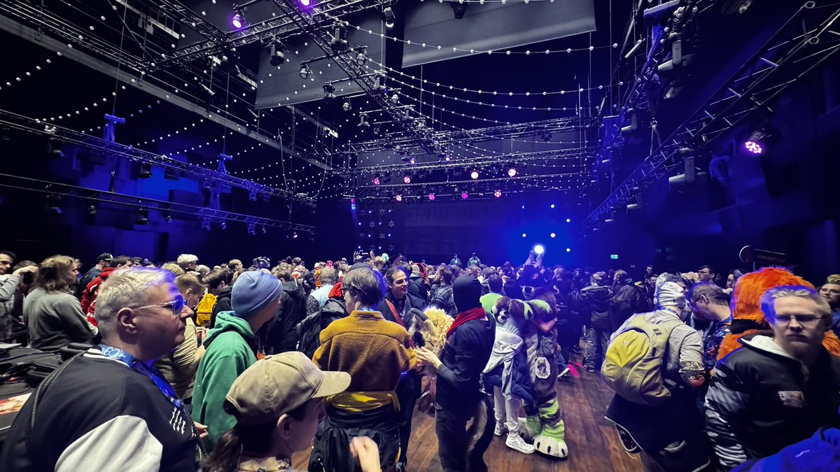 DatGamerboi101's tweet photo. There are so many people at NFC26 VR meet https://t.co/iy6PpwycN8