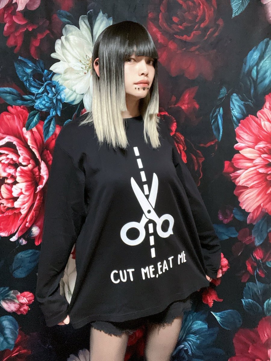 show_oblivision's tweet photo. ✂︎着てみたのよ✂︎
“CUTME,EATME 2026”

メンズでいえばXLサイズ
おなのこならミニワンピ丈ぐらい

とっても可愛くできちゃった✂︎♡
2/22のライブ会場から販売しちゃいまっす https://t.co/RhMH199mor