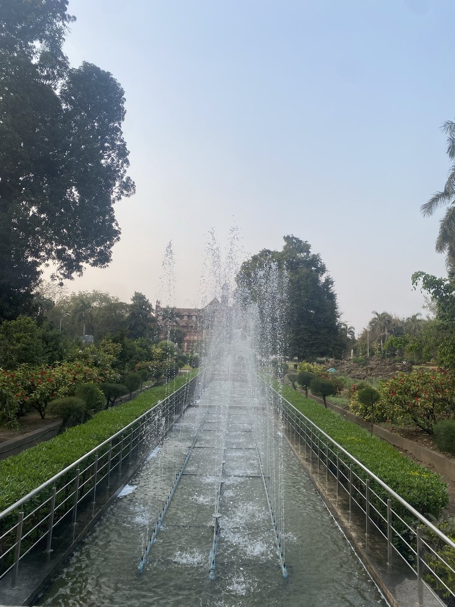 marathe's tweet image. 4 miles Morning jog at Sayaji Park, Baroda 🌿🏃‍♂️ Clean, lush green, and those fountains keep the air fresh &amp;amp;  cool. And of course, the giant flower clock; an absolute showstopper! 📸
#Baroda #SayajiBaug #FlowerClock #बडोदे