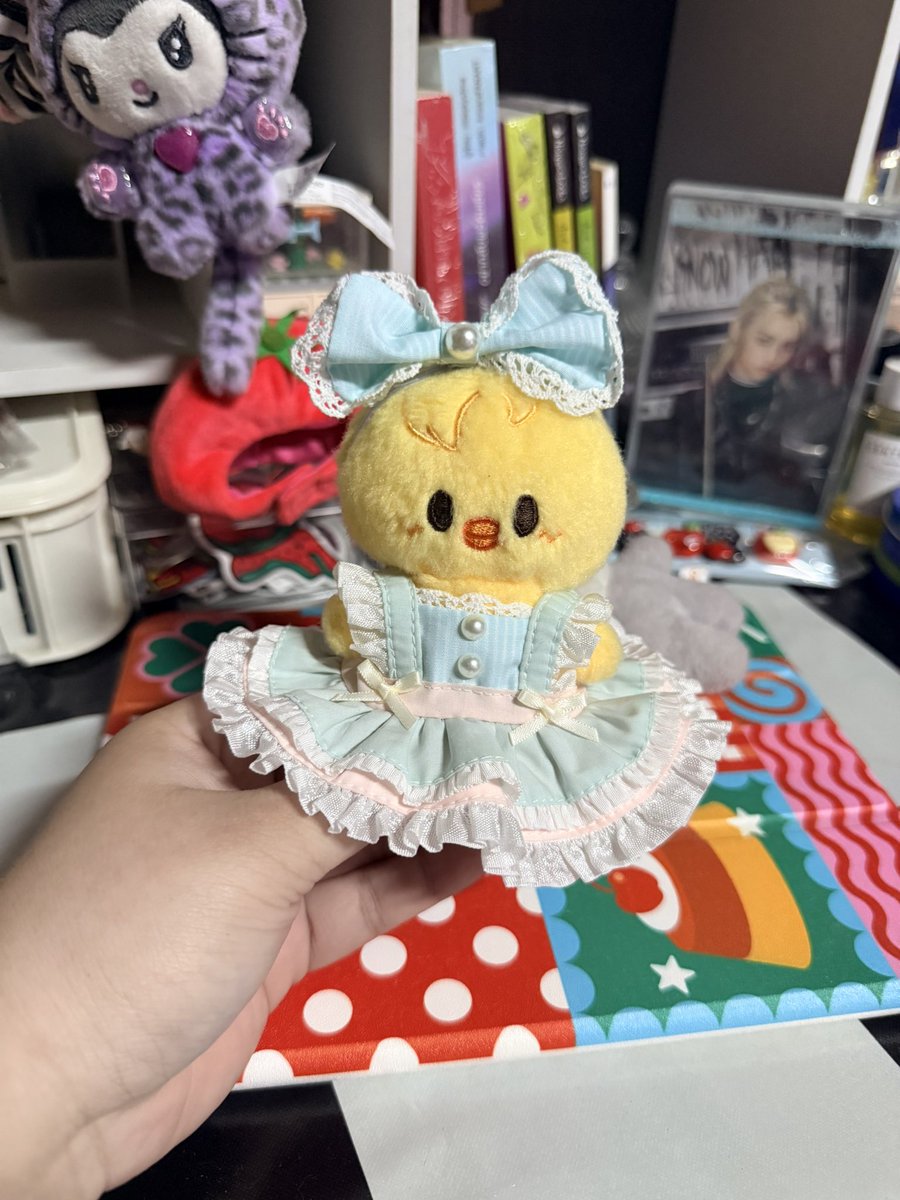 ไม่ได้เข้าโมชิโมชินานเพิ่งรู้ว่าชีมีชุดตุ๊กตาขายด้วย งานดีเทลสมราคา น้อง 10 cmใส่ได้แต่กระโปรงยาวกว่าขานิดนึง เป็นฟีลองหญิงองใจได้อยู่ ควีนป๊กหัวโปกคาดผมยังแบ๊วกรุบ สมฐานะราชนิกูลไก่เหลืองมาก