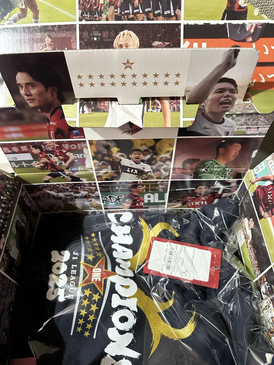 sagara1214's tweet photo. 優勝記念グッズようやく届いた！
箱開けたらびっくり！！
さすがにこの箱は捨てられない！ https://t.co/BIYyPlRb8w