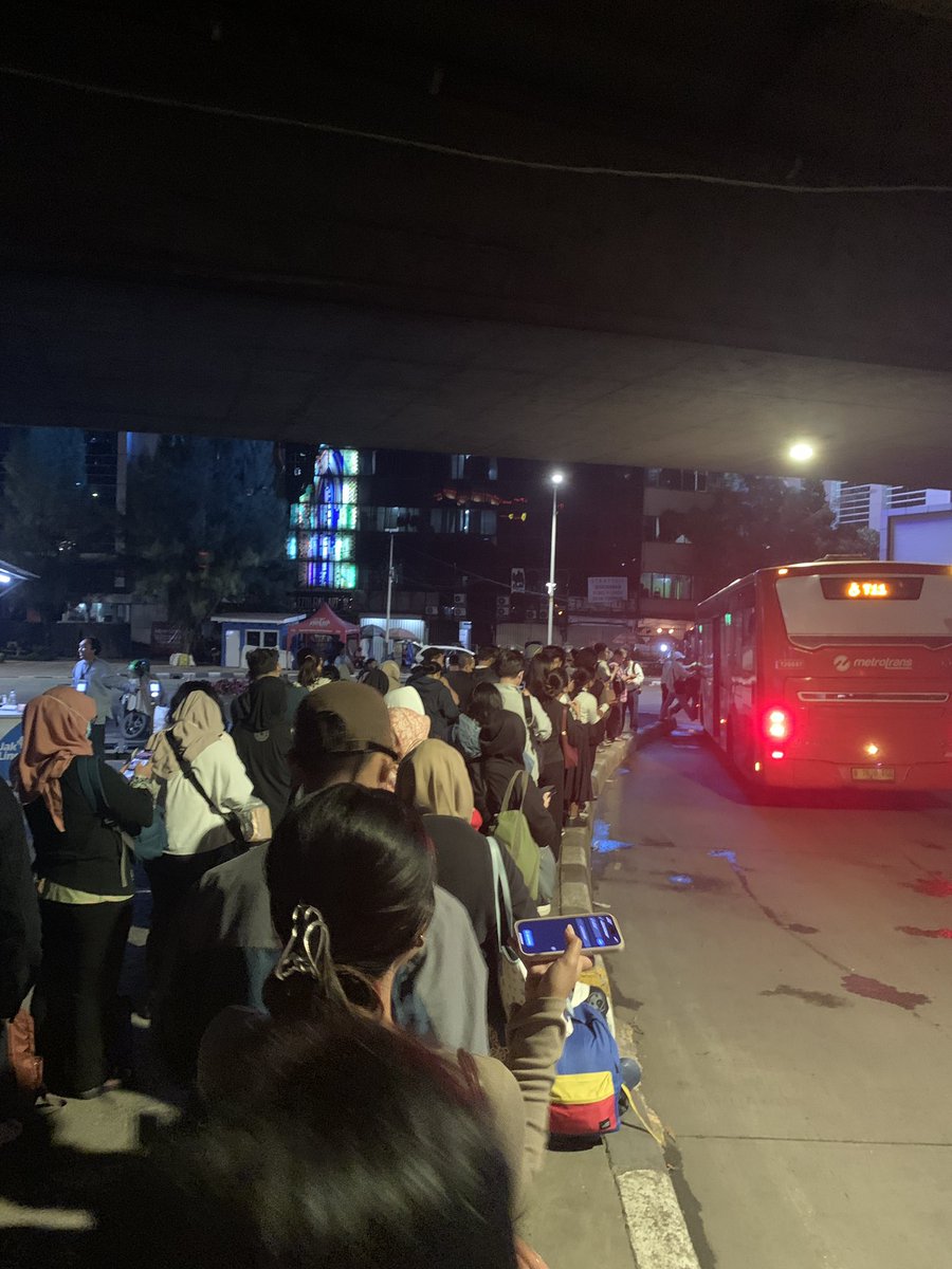 BaraPriyanto's tweet photo. tolong dong @PT_Transjakarta rute T11 ditambah bis nya, mengular cukup panjang di halte petamburan bawh flyover, imbas dari insiden krl https://t.co/uqbcUGFrGH