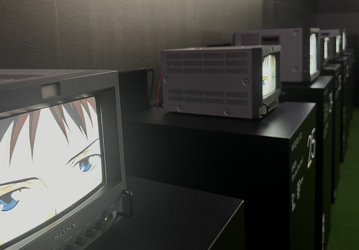 mag0c0ro's tweet photo. アニバーサリーパークには26話分のブラウン管がズラリ！
同タイミングで流れるテレビシリーズは圧巻です…（OPが同時に流れるの見応えあり！）

休憩用のハニカム型ベンチが配置されているのでくつろぎながらご覧いただけますー

チケット発売中ですので是非横浜アリーナまで遊びに来てくださいー！💪
https://t.co/yQ401jXScP…
（完売済のチケットもありますので詳細はチケット販売ページをご確認ください）

#エヴァフェス #EVAFES #エヴァ30