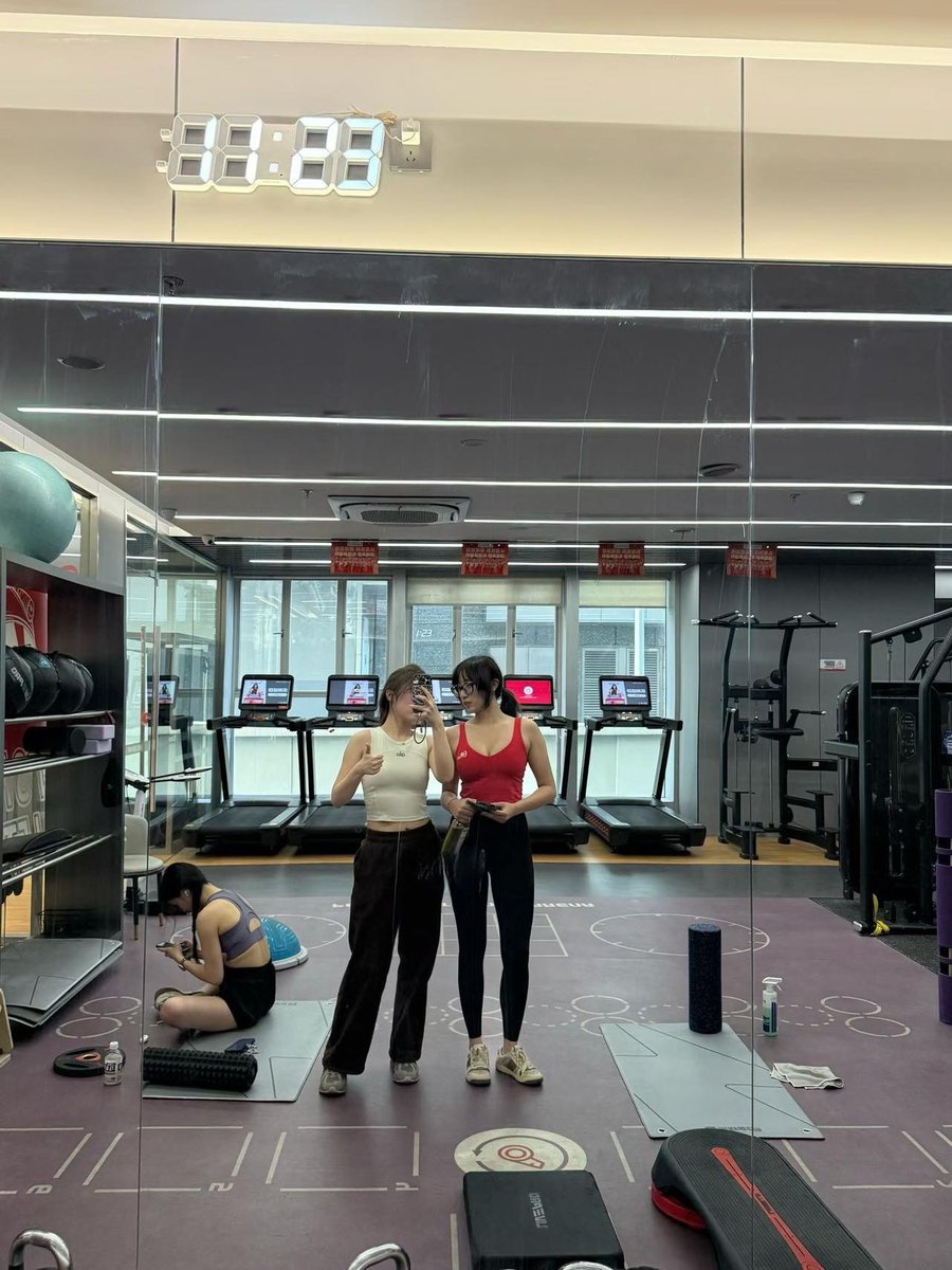 murongfei4's tweet photo. #健身女孩 #反差御姐 #蜜桃臀 #粗腿 #大屁股 #巨乳  #OOTD #bbw #反差婊
投稿四
勒逼健身母驴，最享受在健身房被男人偷瞄逼缝的感觉，也喜欢穿瑜伽裤出门被男人盯着身体看 https://t.co/16YpCnkFvH