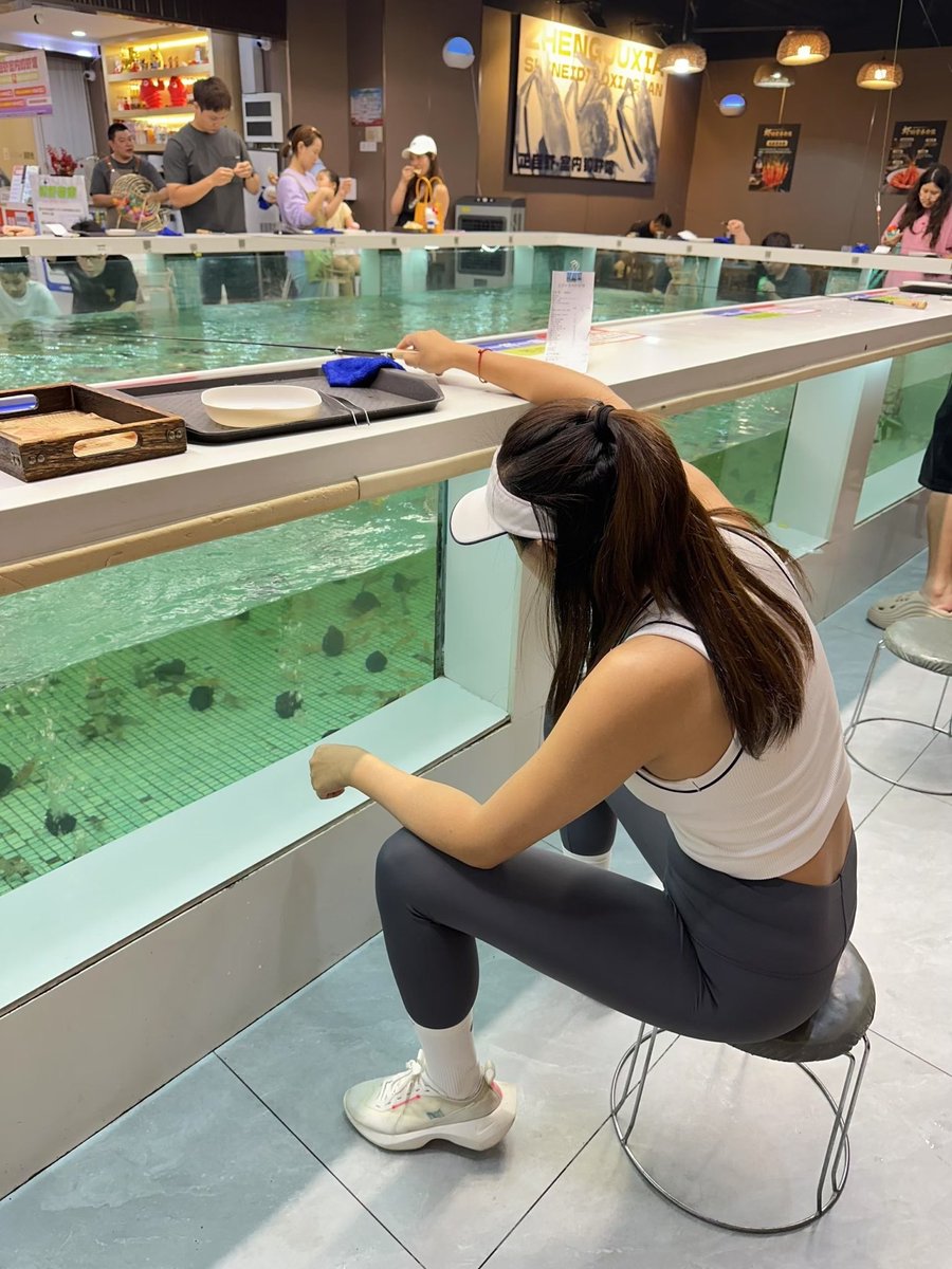murongfei4's tweet photo. #健身女孩 #反差御姐 #蜜桃臀 #粗腿 #大屁股 #巨乳  #OOTD #bbw #反差婊
投稿四
勒逼健身母驴，最享受在健身房被男人偷瞄逼缝的感觉，也喜欢穿瑜伽裤出门被男人盯着身体看 https://t.co/16YpCnkFvH