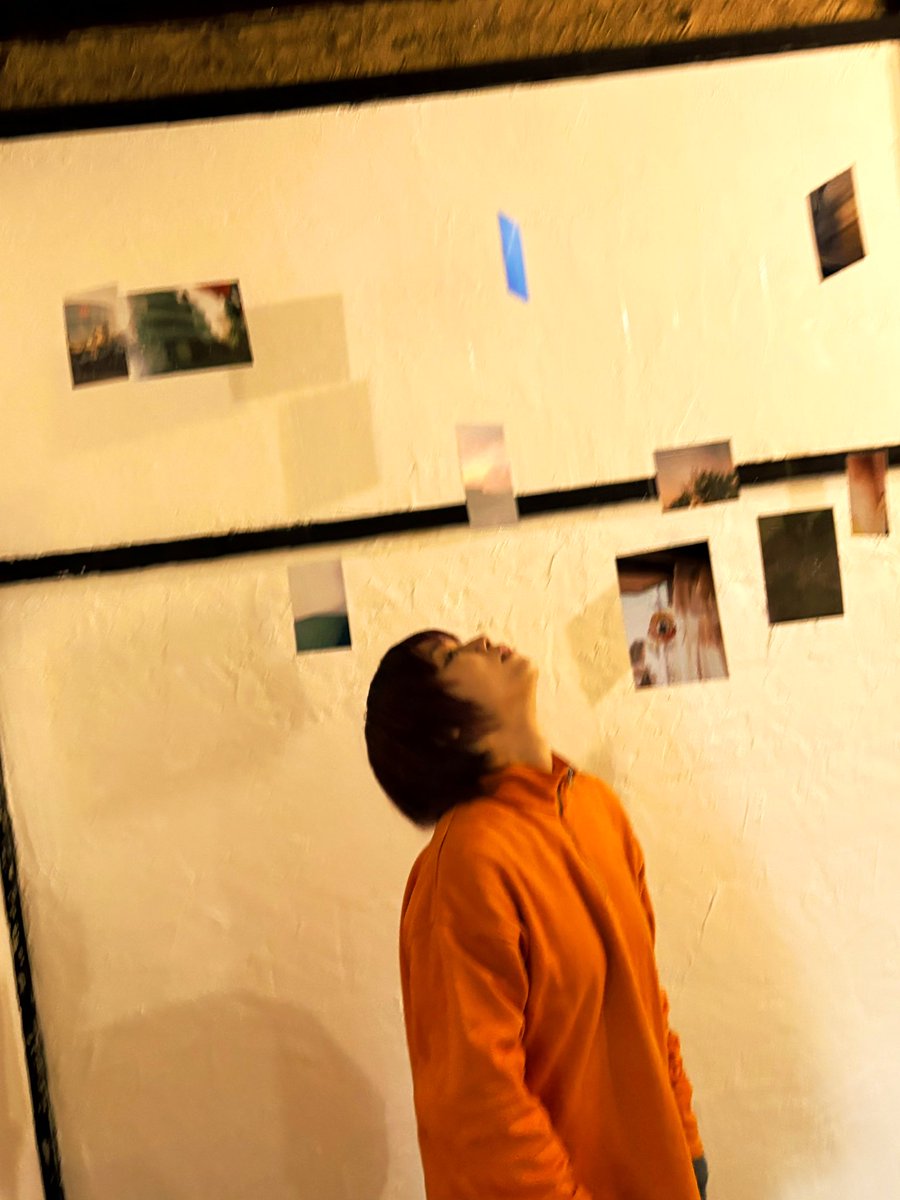 mosatsu_p's tweet photo. しつこくDMくれた（大事）八木みなみの初写真展『セルフポートレイト』へ。知多でアイドルやったり役者やったり、ミスiD受けたときからずっとフラジャイルでずっとナイーブが持続してる子。今年こそ演技で爆発させてほしい。北千住で23日まで、ほんとにいい展示です。 https://t.co/fUpFX4NNGL