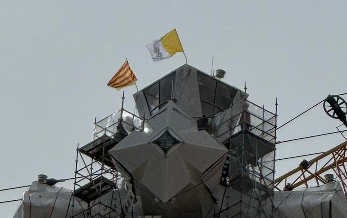 La Sagrada Família ha cobert aigües aquest matí i ja ha estat CORONADA AMB LA SENYERA!