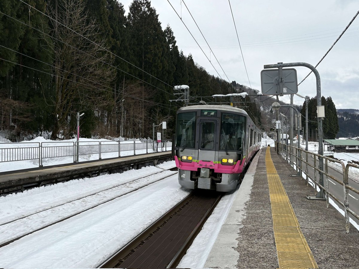 NITAC_ATRG's tweet photo. 冬の北陸旅1
2月7日〜9日にかけて富山に行ってまいりました。
1日目は関西から目的地の高岡まで、普通列車で約7時間の旅。道中、秘境駅の南今庄で下車したり、福井や敦賀では旧北陸本線の痕跡を探したりしながらの旅でした。
雪の中を力強く走る北陸の列車の姿が、とても印象的でした。 https://t.co/ser5IoW3c3