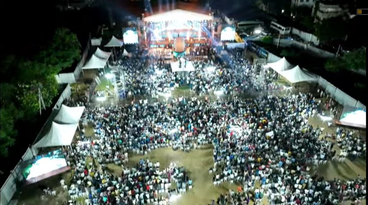 Hyderabad lo  dorkipoyar ga 😂😂
It was unannounced 
Btw rfc closed event crowd allowed 50k 
Unreported 60k+
4km+ walked all fans