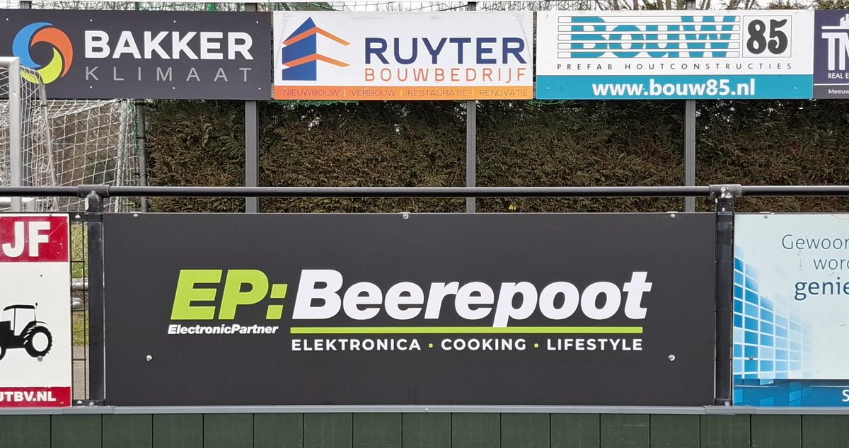 𝗡𝗶𝗲𝘂𝘄 𝗯𝗼𝗿𝗱 𝗶𝗻 𝗵𝗲𝘁 𝘇𝗼𝗻𝗻𝗲𝘁𝗷𝗲: 𝙀𝙋: 𝘽𝙀𝙀𝙍𝙀𝙋𝙊𝙊𝙏
🔴⚪️🔵
Door onze groenploeg is weer 'n prachtig bord opgehangen langs 't hoofdveld. Wat te denken van dit mooie bord: 
𝙀𝙋: 𝘽𝙀𝙀𝙍𝙀𝙋𝙊𝙊𝙏, 𝗘𝗟𝗘𝗞𝗧𝗥𝗢𝗡𝗜𝗖𝗔 * 𝗖𝗢𝗢𝗞𝗜𝗡𝗚 * 𝗟𝗜𝗙𝗘𝗦𝗧𝗬𝗟𝗘