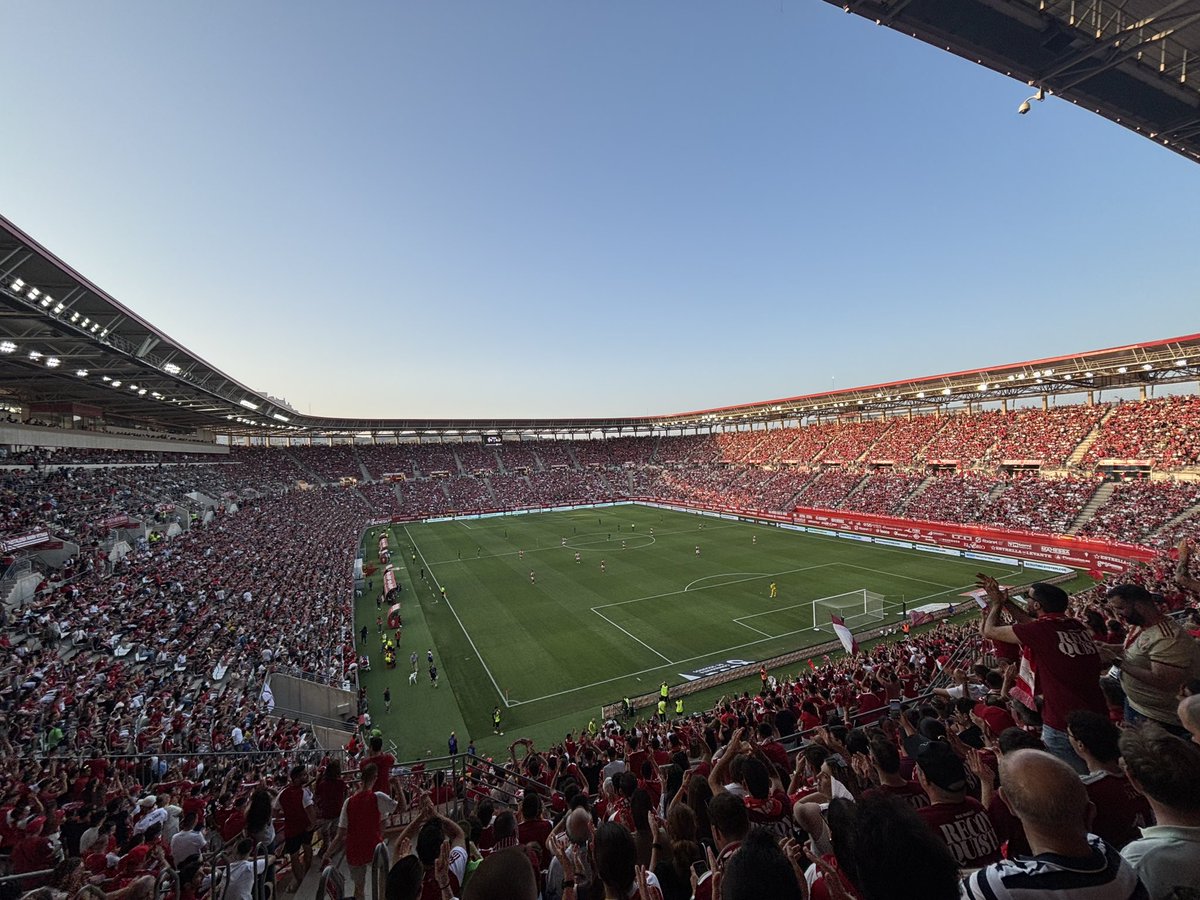 Protagonistas en España por un partido que no hubo ni un incidente y llaman “ultras” a gente por juntarte con más personas de tu equipo en la previa de un derbi. 

Por +30.000 personas en 1ª RFEF ni una mención. 

Manipulación es poco.
