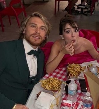 LES DIJE CHIKES, QUE SE VENIA UNA NOCHE DE TACOS 2.0 😍😍😍 pero estás vez fueron hamburguesas y papas fritas.