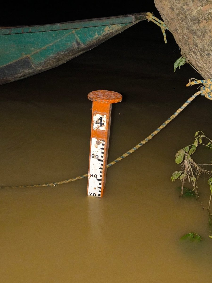 kerguelenhugo's tweet photo. Actualización técnica – Punto Las Palomas

Entre las 11:00 pm de ayer y las 7:00 am de hoy, en Las Palomas, el nivel del río ha disminuido aproximadamente 16 centímetros.

Esa reducción es clave porque hasta ahora los niveles permiten iniciar intervención en uno de los 6 puntos abiertos.

La rehabilitación de la vía Montería urbana – Las Palomas tomó una semana de trabajo, necesaria para poder ingresar materiales.
Además, desde hace dos días estamos llenando sacos como parte de la preparación operativa.

Desde hoy trabajamos con 19 personas contratadas y 58 uniformados del Ejército, iniciando labores de cierre en el punto priorizado.

Seguimos monitoreando permanentemente.