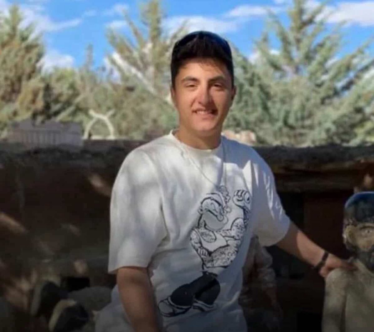 isamanyasin's tweet image. #رادمهر_هاشمی ، ۱۶ساله، دانش‌آموز و بوکسور، ۲۲ دی در ملکشهر بازداشت شد. بدون حکم، به خانه پدرش یورش بردند. اکنون زیر شکنجه به «محاربه» متهم و در خطر اعدام است.
@UNICEF
#IranMassacre

Radmehr Hashemi (16), a student and boxer, was arrested on Jan 11 in Malekshahr without a