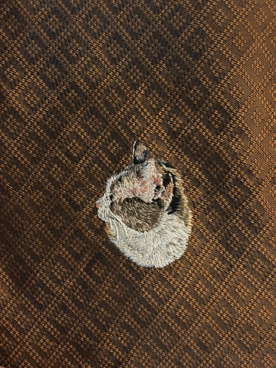 ขอขอบคุณภาพจาก <a href="/chaksarn/">Chaksarn</a> มากๆนะคะ
และขอบคุณคุณลูกค้าที่ไว้วางใจให้มุกได้ปักงานชิ้นนี้ออกมา ประกอบมาได้สวย เท่ มากๆๆ ชิ้นเดียวในโลกเลยย 🤎🤎 #รีวิวงานปักร้านfinnnnn